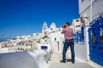 Obraz premium Man photographs island of Santorini