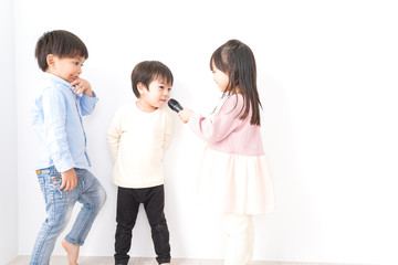 家で遊ぶ子どもたち