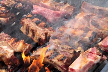 Obraz na płótnie Canvas grigliata di carne e costicine di maiale, grilled meat and pork chops