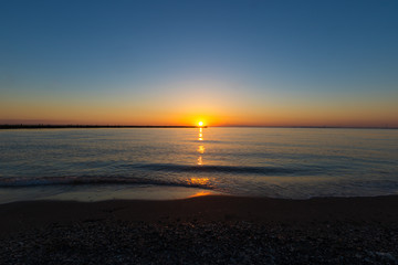 夕暮れの海岸と桟橋