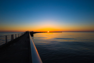 Obraz na płótnie Canvas 夕暮れの海岸と桟橋