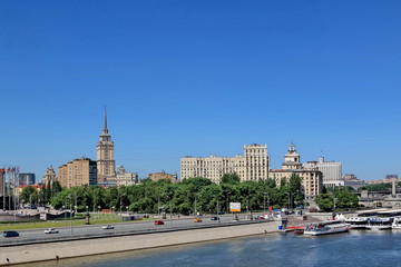 Fototapeta na wymiar Berezhkovskaya Embankment of the Moscow River and Europe Square