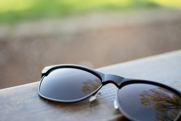 Fototapeta na wymiar Sonnenbrille im Fokus