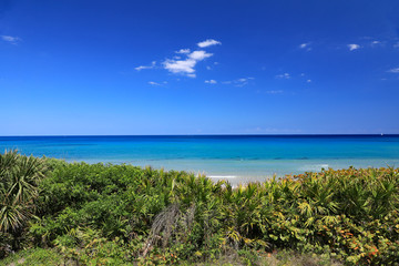 Fototapeta na wymiar Beautiful view of the Atlantic Ocean with shades of blue and turquoise off Singer Island, Florida, near Palm Beach.