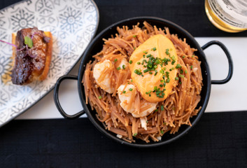 small spring noodles with large prawns and piquillo pepper sauce