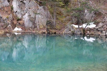 Le Lac Bleu à Champclause - Haute Loire - Lac sur fond de lauzes -  roches volcaniques