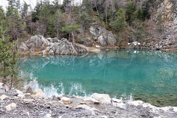 Le Lac Bleu à Champclause - Haute Loire - Lac sur fond de lauzes -  roches volcaniques