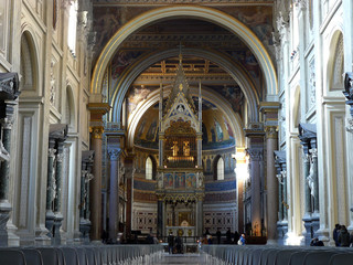 Fototapeta na wymiar Rome (Italy). Central nave of the Archbasilica of San Juan de Letrán in the city of Rome