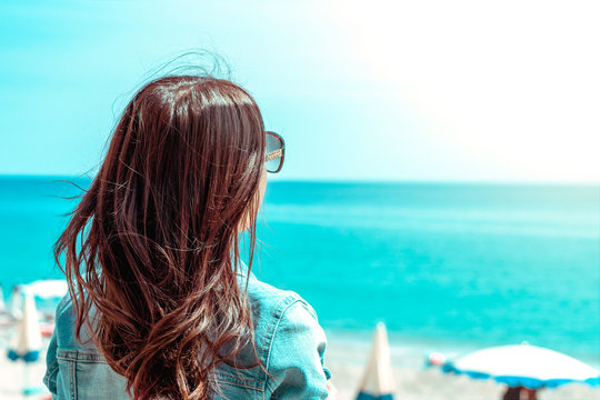 Shoulders Girl, sea view