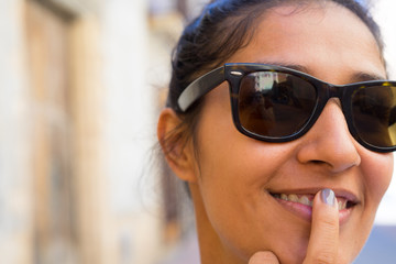 Naklejka premium Young indian woman thinking and having a idea