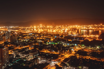 Fototapeta na wymiar Muitas luzes em Santos-Porto
