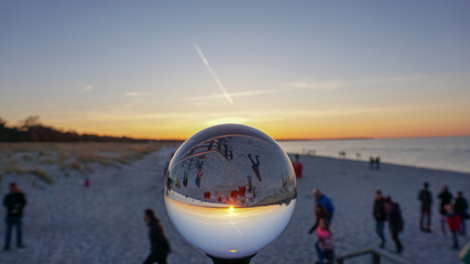 Ostsee-Strand von Prerow auf dem Darß im Sonnenuntergang mit Strandkorb-Motiv in Glaskugel - Lensball  Wallpaper