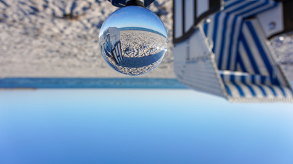Wunderschöner weißer Ostsee-Strand in Prerow auf dem Darß unter blauem Himmel  mit Strandkorb-Motiv in Glaskugel - Lensball  Wallpaper