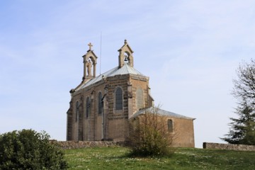 Fototapeta na wymiar Chapelle Notre Dame de Brouilly sur le Mont Brouilly - Village de Saint Lager dans le Beaujolais - Rhône - France