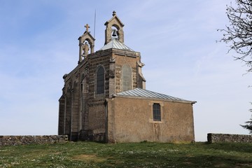 Fototapeta premium Chapelle Notre Dame de Brouilly sur le Mont Brouilly - Village de Saint Lager dans le Beaujolais - Rhône - France