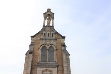Fototapeta na wymiar Chapelle Notre Dame de Brouilly sur le Mont Brouilly - Village de Saint Lager dans le Beaujolais - Rhône - France
