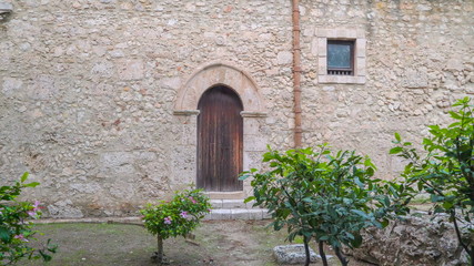 Fototapeta na wymiar 16827_The_small_door_of_a_brick_house_in_Neapolis_Siracusa_Italy.jpg