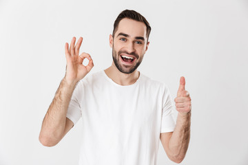 Naklejka premium Handsome cheerful man wearing blank t-shirt