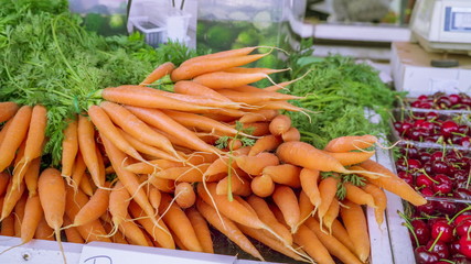 18184_Freshly_picked_carrots_on_the_tables_in_the_stall.jpg