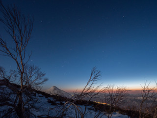 Fototapeta premium 夕焼け 山 冬