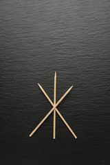 Palillos para banderillas en la tabla de piedra negra