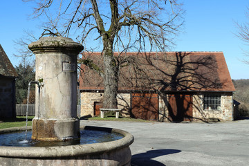 Ancienne fontaine à eau sur la place du village