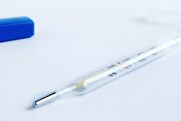 Obraz premium Thermometer close-up on white background. Glass mercury thermometer with celsius degree.