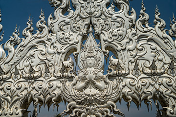 Fototapeta na wymiar Verzierung am weißen Tempel in Chiang Rai