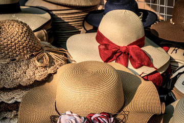 Sommerhüte auf dem Wochenmarkt
