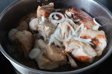  roasted chicken in a frying pan with onion 