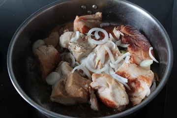 Deurstickers  roasted chicken in a frying pan with onion  © alenarcis