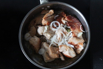  roasted chicken in a frying pan with onion 