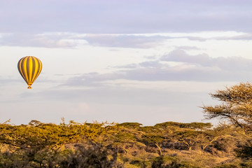 Obraz premium hot air balloon flying over the mountains