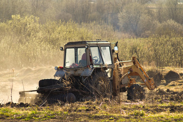 Fototapeta premium stary traktor w polu