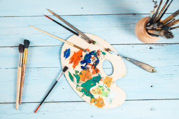  brushes and palette knife