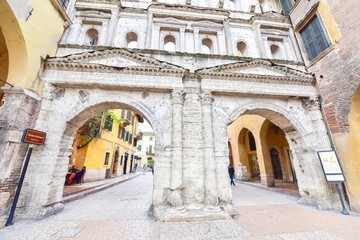 Fototapeta na wymiar Ancient Roman Gate of Porta Borsari in Verona City