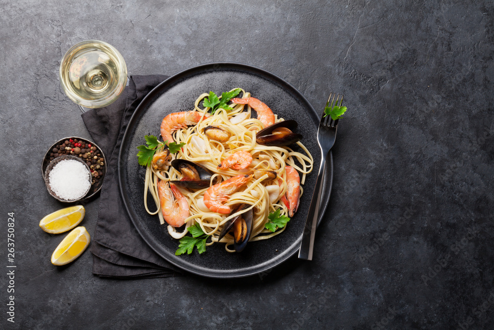 Sticker spaghetti seafood pasta with clams and prawns