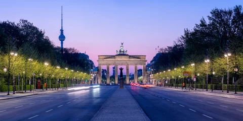 Fototapeten Brandenburger Tor und Fernsehturm in Berlin, Deutschland © eyetronic