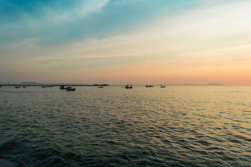 Obraz premium Sea and light during the morning With fishing boats