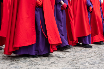 procesión de Semana Santa y los detalles de los trajes  y capas que llevan los cofrades