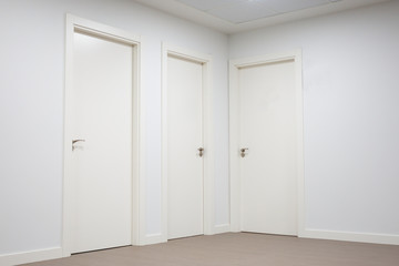 vestíbulo o sala de espera con puertas blancas 