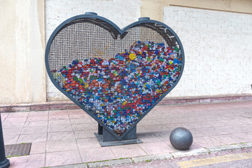 corazón metálico con botellas de plástico dentro para concienciar de la recogida de residuos...