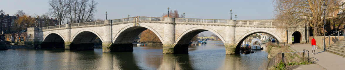 Fototapeta na wymiar UK, England, Surrey, Richmond upon Thames river scene