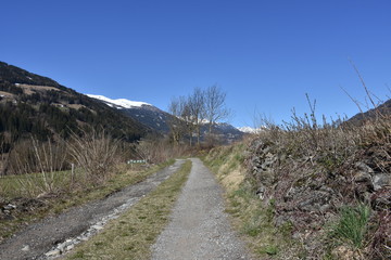 Ainet, Dorf, Osttirol, Kirche, Weg, Feldweg, Frühling, Winter, Kirche, Kreuz, Wegkreuz, Mauer,...