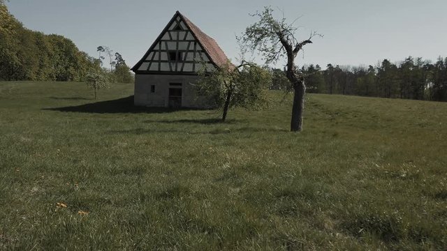 H&auml;uschen mitten in der Natur