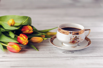 Bukiet tulipanów i poranna kawa