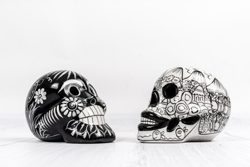 calavera blanca y negra sobrefondo blanco, artesanias mexicanas