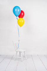 silla para ninos con globos sobre fondo blanco