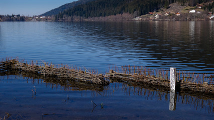 Protection des berges d'un lac contre la houle