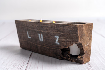 Artesania sobre madera, velas sobre madera antigua